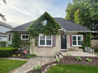 Cozy Home in College Cultural Hotels near Flint Amtrak Station