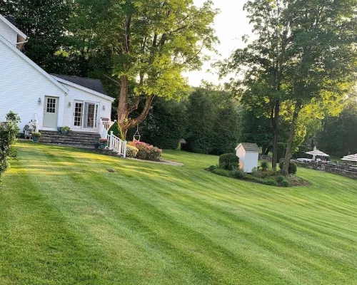 Farmhouse apartment on beautiful grounds. 2 mi. to Candlewood Lake 新費爾菲爾德酒店