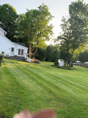 Farmhouse apartment on beautiful grounds. 2 mi. to Candlewood Lake