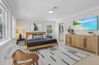 Vanderbilt Villa - 5bd, 3bth home & pool house near Vanderbilt Beach