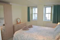 One Bedroom Apartment with Private Balcony and Sea Views  호텔