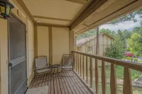 Charming Innsbrook Village condo, FREE Golf, Pickleball, Tennis, Pool, Fishing!