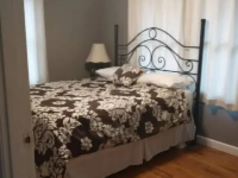 The Jadwin House LLC, Located in Jadwin, Missouri, sleeps 14 guests. Hotels in Dent County
