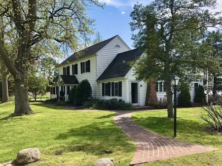 Waterfront Home, Large Property with Pool, Discount for Monthly/Seasonal Rentals