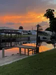 Cozy Water Front 2 Bedroom 2 Bathroom Home with Lake Access and Fenced Backyard. - 3つ星