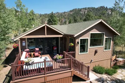 Best Views-Next to RMNP-Pool-Hot Tub-Fireplace-Coaster Passes-King Bed-A/C-BBQ Hotels near Sprague Lake
