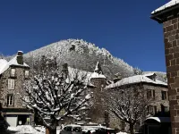 La Maison Blanche - Maison de Ville au Centre Village Montages - 15 min au ski Các khách sạn ở Cantal