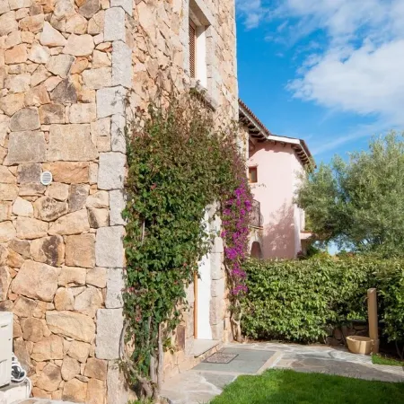 Apartment with garden and wi-fi in residence with swimming pool