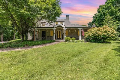 Parklike Estate in the Heart of Louisville w/Pool and Gardens -- Family Friendly Các khách sạn ở 