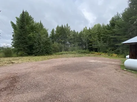 COZY CABIN ON 40 ACRES CLOSE TO THE TRAIL Отели в г. Макмиллан Тауншип