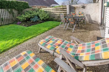 Cozy semi-detached house with fireplace and beautiful garden to relax. Отели в г. Харлезиль