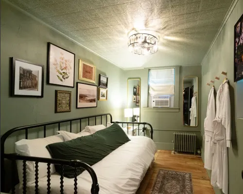 Downtown Bellefonte Modern Loft- 9 miles to PSU Hotels in Bellefonte