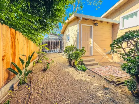 Monterey Co. Bungalow Near the Ocean - 2 Free Aquarium Passes Included! Отели в г. Сисайд