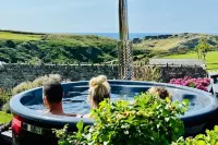 Sea views just yards from restaurants, pubs & shops. Sleeps 16-18, 8 x en-suite.