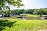 Cozy Lake Front House on 7MM of LOZ with a nice yard and a Private Dock!