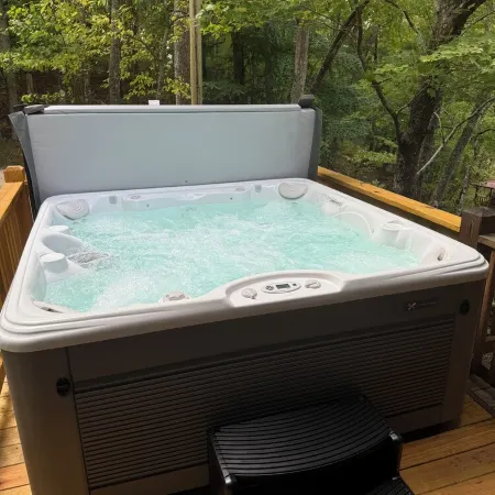 Deer Hollow-tranquil cabin in the woods, minutes from the Toccoa River. Hot Tub!