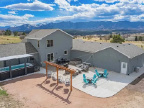 20 ft swim spa! 5 bed, 4 bath, hot tub, 5 acres, game room, north CO Springs! Hotels in Gleneagle