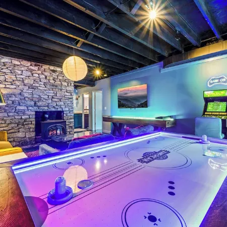 Luxe Mountain Home: Hot Tub, Sauna, Firepit, Games