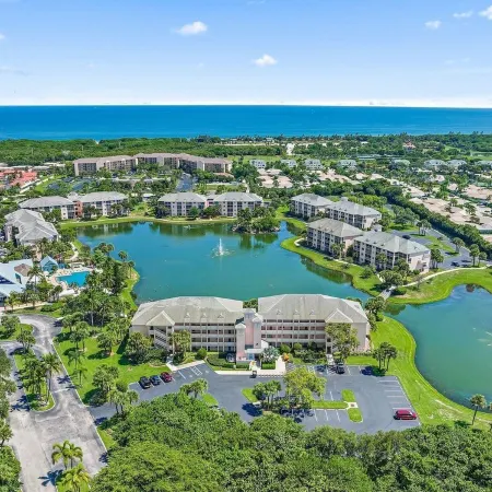 Jupiter Bay Resort Condo, steps to the beach! Comfortably sleeps family of 4!