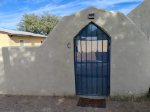Tiny House with Loft Bed, Kitchenette, Parking in a Quiet Downtown Neighborhood