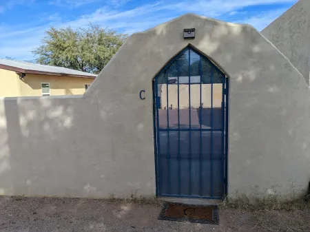 Tiny house: Casita D-downtown-UofA-Restaurants-Cafes-Bars-Shop-Museums-Parking Отели рядом с достопримечательностью «Университет Аризона»