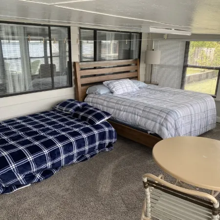 Beautiful Home on Kingsley Lake with Private Dock, 4 Kayaks