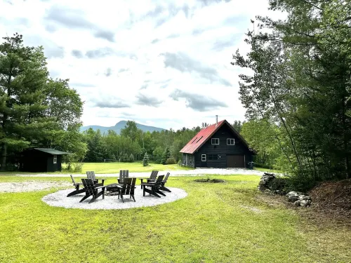 Stay near Jay Peak at your own private cabin with 18 brookside acres! - Hytter