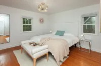 ENTIRE HOME! 5 BEDROOM, 2 BATH, WITH JACUZZI - .2 miles to Iowa State Campus