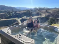 Blue Moon Lodge, Beautiful Views, Hot Tub, Firepit, 15 Mins from Boone