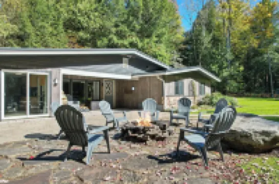 The Woodland Haven - Secluded 3 bed, 2 bath, and Hot Tub!