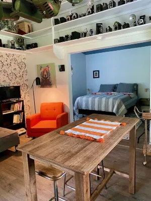 Pine Forest Studio, serene winding lane to cozy retreat. Hotels near Elizabeth Circle