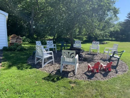 The Farmhouse - 2 ml from Colgate, king bed, family friendly, sleeps 10