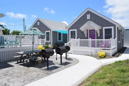 "The 3 Sisters" Ivy's Cottage-Adorable In Town Cottage Near Historic Main Street