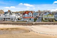 BELLE of the BEACH: 30 feet to gorgeous PRIVATE BEACHFRONT home SLEEPS up to 13