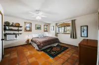 Casita Refugio- Hot Tub, Fire Pit, Views, King Bed...near wineries and breweries