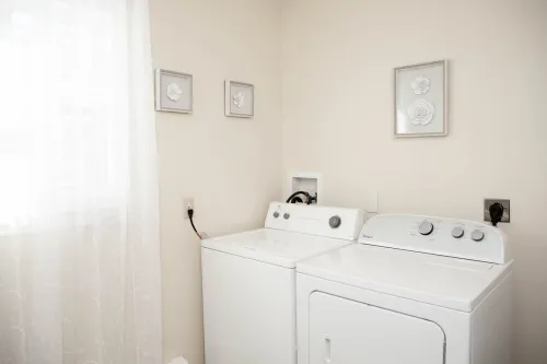 Large 4 Bedroom CT Home Comfy for Longer Stay Hotels in Bristol