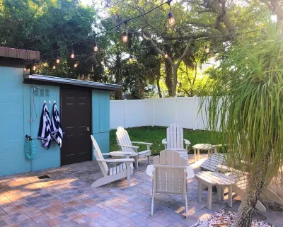 Right across from the beach! Walk to restaurants, pubs & shops, 4-bed, sleeps 10