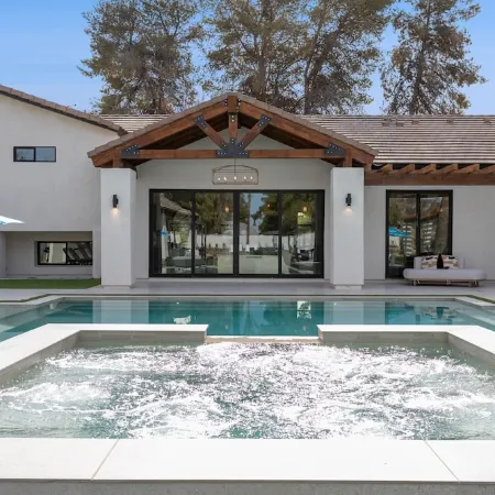 Luxury Estate on Acre Lot-Pickleball-Pool-Spa-Gym-Theatre-Volleyball-Ping Pong