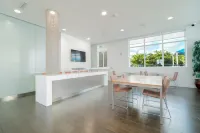 Penthouse Condo, minutes from Downtown & from the Beach