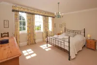 Manor house set in five acres of gardens with private golf course, near Ludlow. Hotel di 