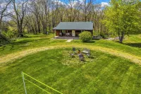 Wine & Vinyl Vacation Home ~ Wine, Vinyl Records, Popcorn Machine, Private Deck