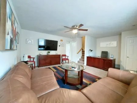 3 Bdr TH Near Historic District Fredericksburg Downtown