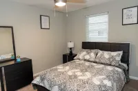 "Charming 2-Bedroom Home: 6 Min to Hollywood Beach" Hotel dekat Publix Super Market at Hallandale Place Shopping Center