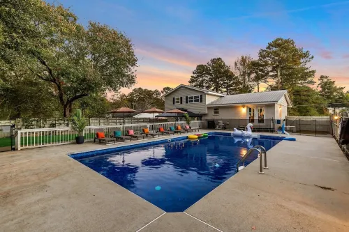 Private Pool & Fire Pit w/ Gazebo & Grill. Family Friendly 4 bedroom home.