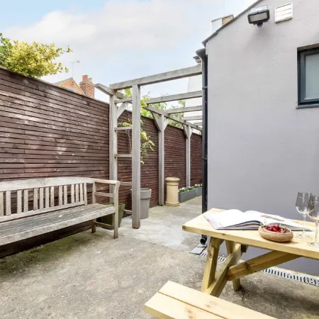 Cosy Fisherman’s Cottage, minutes from High Street, Harbour & Beach
