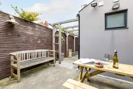 Cosy Fisherman’s Cottage, minutes from High Street, Harbour & Beach Отели в г. Уайтстейбл