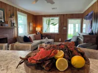 Charming 3-bedroom house in Deltaville with Stunning Views and Beautiful garden! Hotels in Middlesex County
