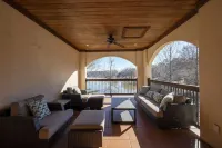 Spacious Lakefront Villa In Gated Resort Community