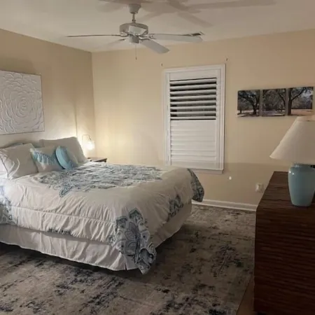 Comfy condo on the 17th green of True blue, min’s to beach, shops & great food