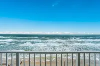 Spectacular views, direct oceanfront, separate bedroom !